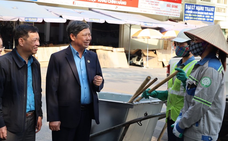 Mr. Nguyen Van Canh - Chairman of the Bac Giang Provincial Labor Federation (second from left) directly visited union members and workers doing environmental sanitation work. Photo: Quyet Chien