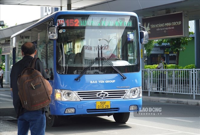 Bus route 152 operates in the Tan Son Nhat airport area. Photo: Thanh Chan