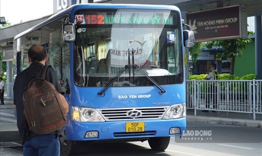 Tuyến xe buýt 152 hoạt động trong khu vực sân bay Tân Sơn Nhất. Ảnh: Thanh Chân