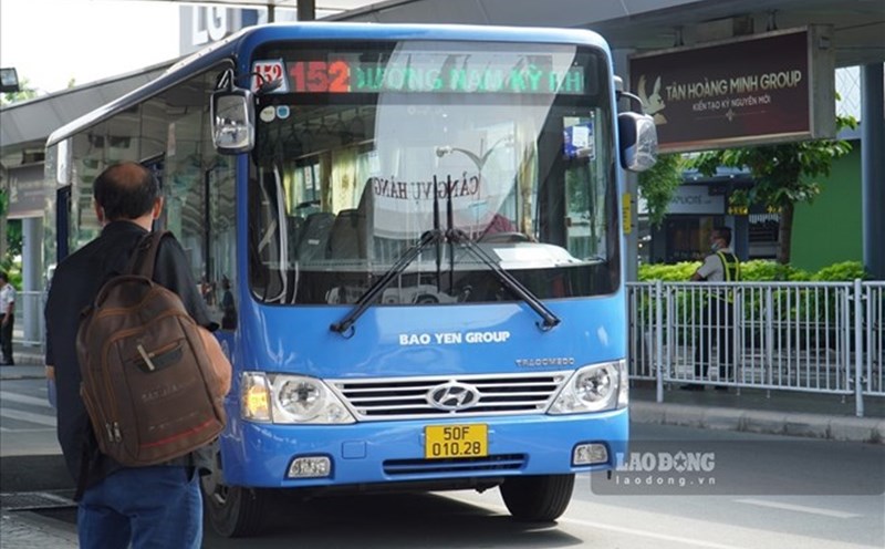 Bus route 152 operates in the Tan Son Nhat airport area. Photo: Thanh Chan