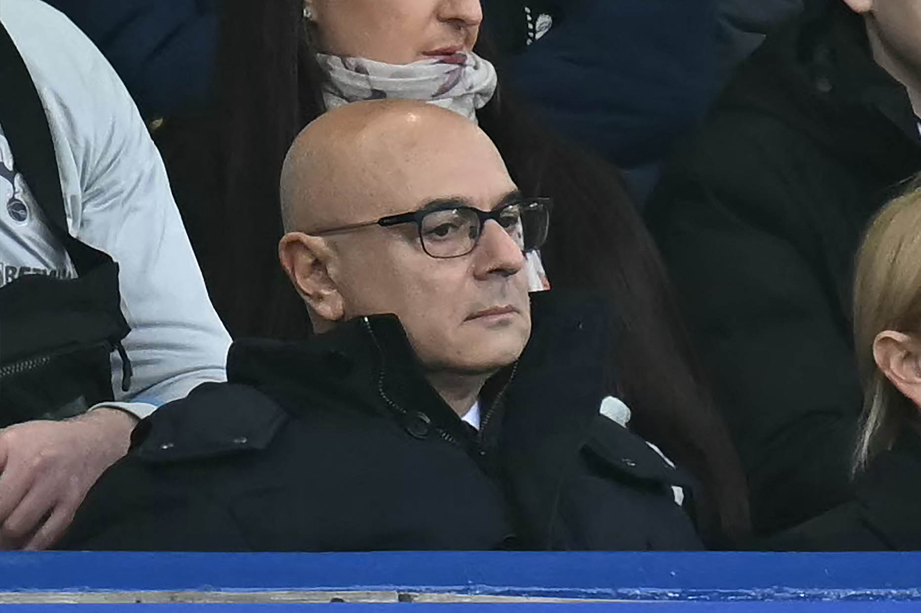 Daniel Levy tren khan dai Goodison Park vao cuoi tuan truoc voi guong mat tram ngam. Anh: AFP