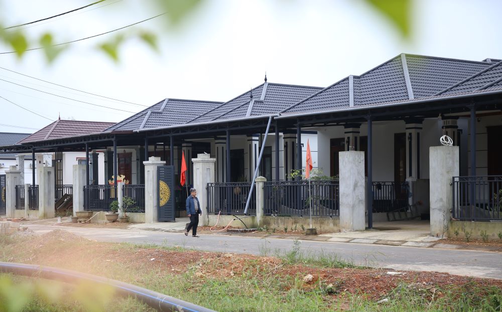 Beautiful houses built in the expressway resettlement area in Cam Tuyen commune. Photo: Hung Tho