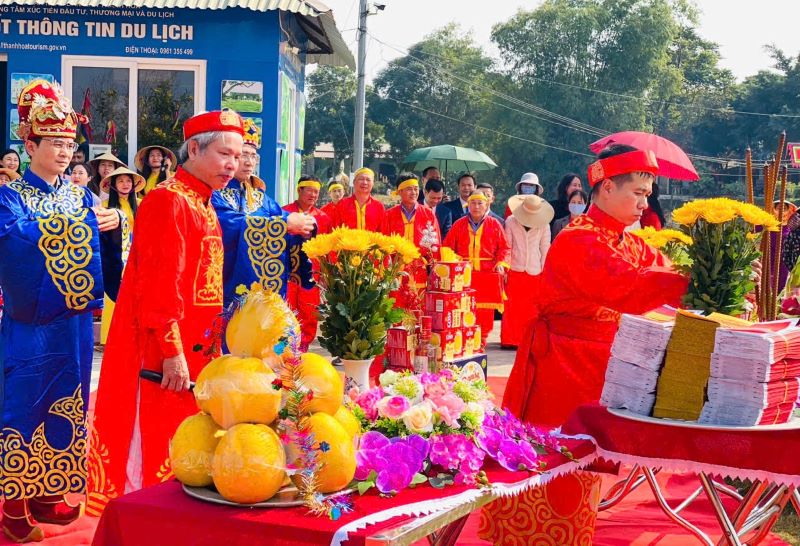 Nghi lễ dựng cây nêu ngày Tết tại khu di sản thế giới Thành nhà Hồ. Ảnh: Bá Linh