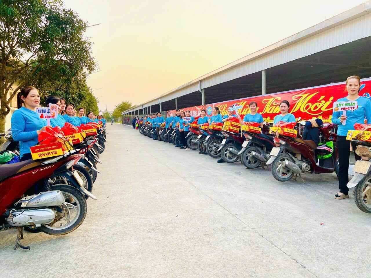 Union members and workers of Hanoi Textile and Garment Corporation were happy and touched with Tet gifts tied on their vehicles when they finished work. Photo: Union