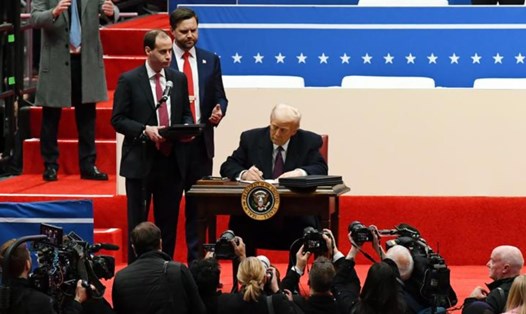 Tổng thống Donald Trump ký sắc lệnh trong ngày nhậm chức 20.1.2025. Ảnh: Xinhua