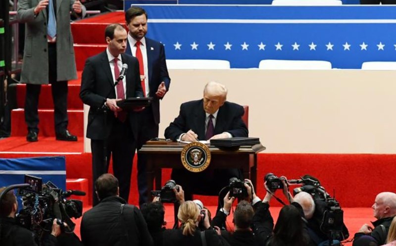 President Donald Trump signs an executive order on inauguration day, January 20, 2025. Photo: Xinhua
