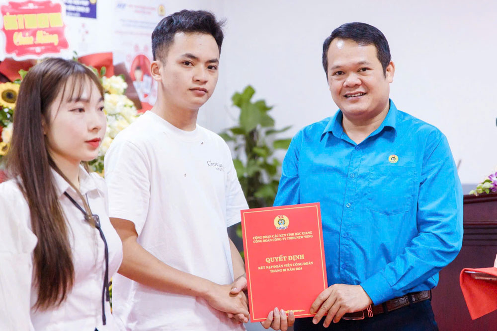 The activities of the Bac Giang Provincial Trade Union are always fully and diversely reflected by Lao Dong Newspaper. In the photo: A union admission ceremony organized by the Bac Giang Provincial Industrial Zones Trade Union. Photo: Provided by the character