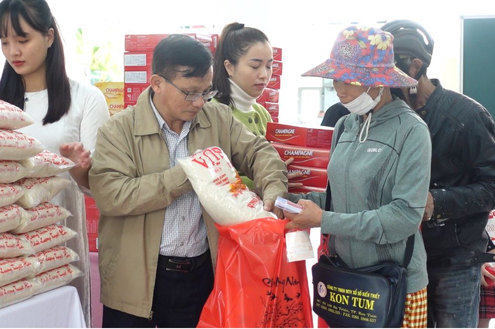 Warm gifts for disadvantaged workers in Da Nang. Photo: TT