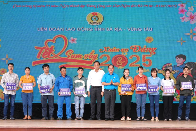 The Provincial Federation of Labor presented a symbol of support for train and plane tickets for workers to return home for Tet. Photo: Thanh An