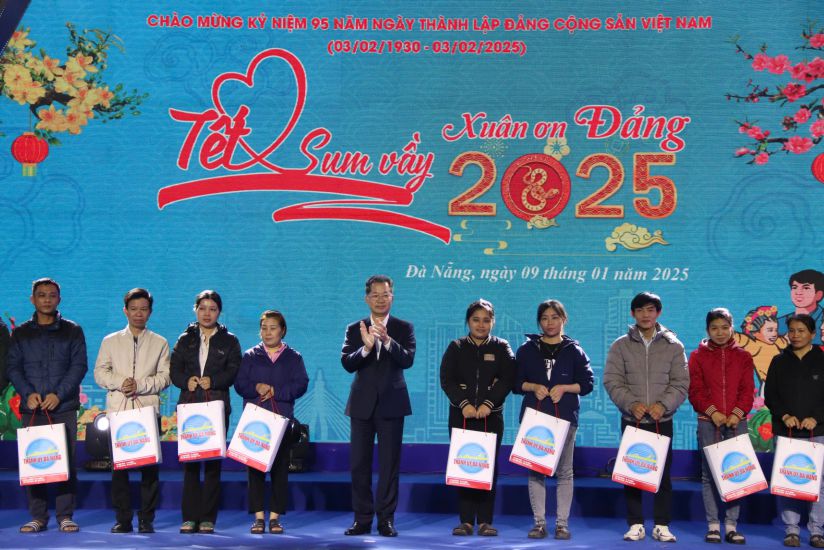 Mr. Nguyen Van Quang - Secretary of the Da Nang City Party Committee presented gifts to workers at the Trade Union Tet Market. Photo: My Linh