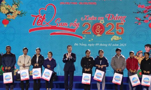 Ông Nguyễn Văn Quảng - Bí thư Thành ủy Đà Nẵng tặng quà cho công nhân lao động tại Chợ Tết Công đoàn. 
Ảnh: Mỹ Linh