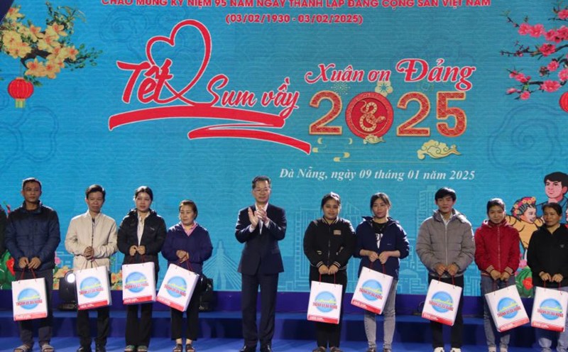 Mr. Nguyen Van Quang - Secretary of the Da Nang City Party Committee presented gifts to workers at the Trade Union Tet Market. Photo: My Linh