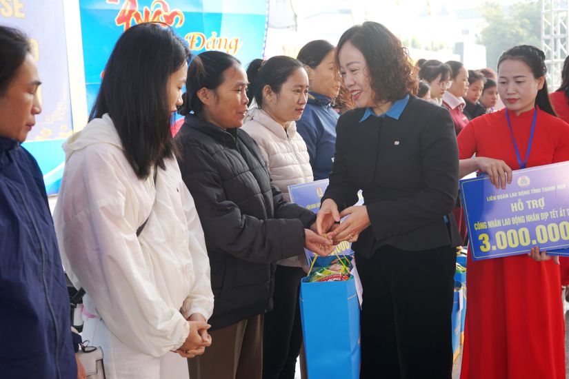 Representatives of the Thanh Hoa Provincial Federation of Labor presented Tet gifts to union members and workers on the occasion of the Lunar New Year 2025. Photo: Quach Du