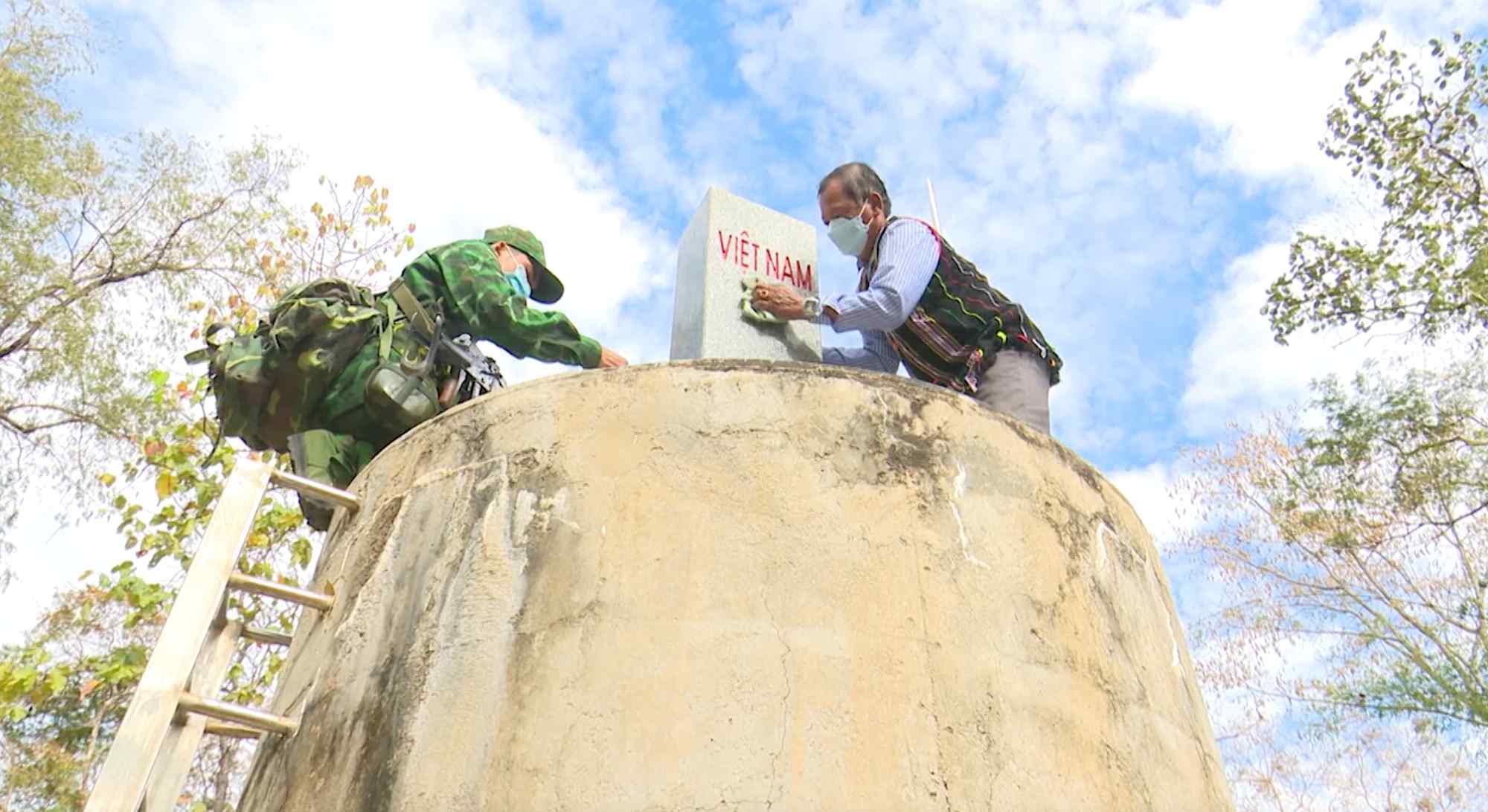Nhung gia lang, nguoi co uy tin o cac buon vung bien phoi hop chat che voi luc luong chuc nang giu vung tinh hinh an ninh trat tu tren dia ban tinh Dak Lak. Anh: BAO TRUNG