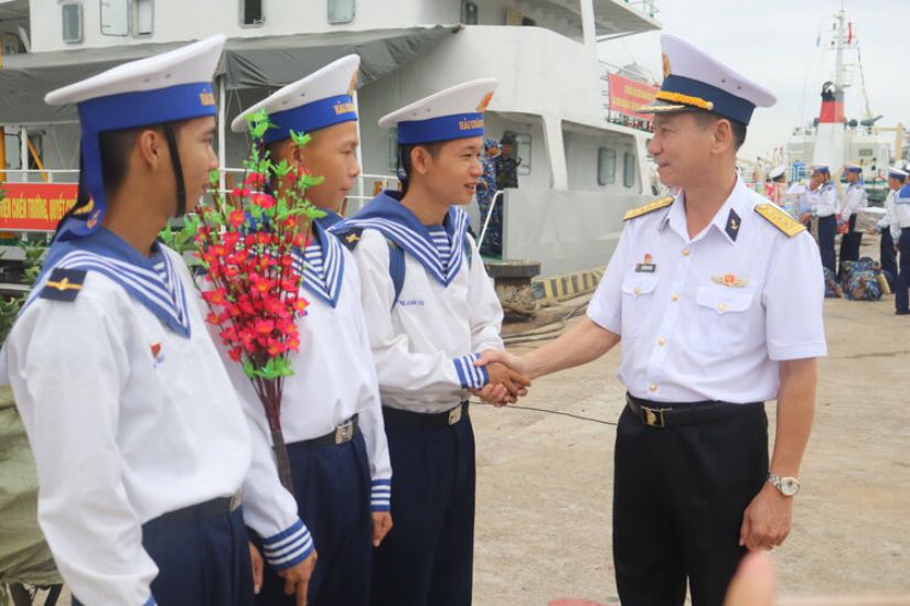 Colonel Do Hong Duyen, Deputy Political Commissar of Region 2, encouraged and assigned tasks to the two working groups. Photo: Thuy Duong