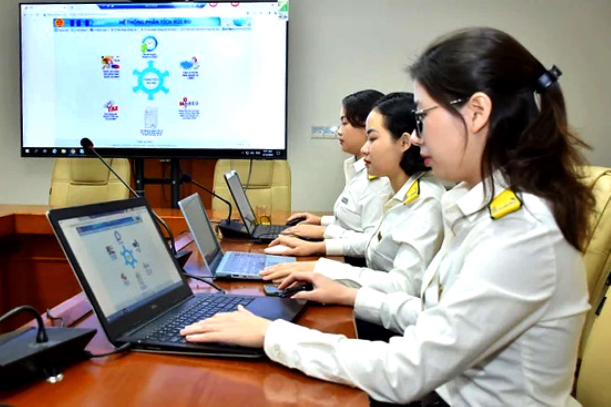 Vietnam's tax sector is stepping up the application of technology and legality to control e-commerce transactions. Photo: General Department of Taxation