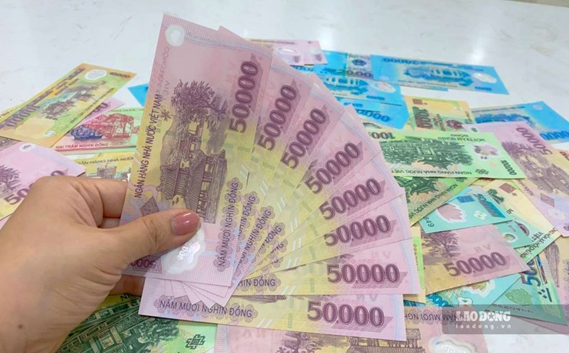 The 6-month savings interest rate is fluctuating from 3 - 5.9%/year. Photo: Tra My