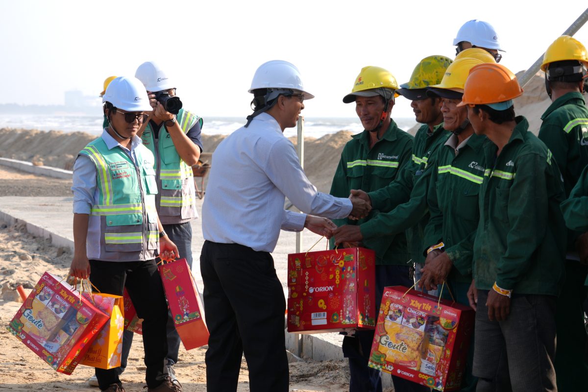 Giving gifts to support workers celebrating Tet at construction sites in the Tet Construction program. Photo: Thanh An