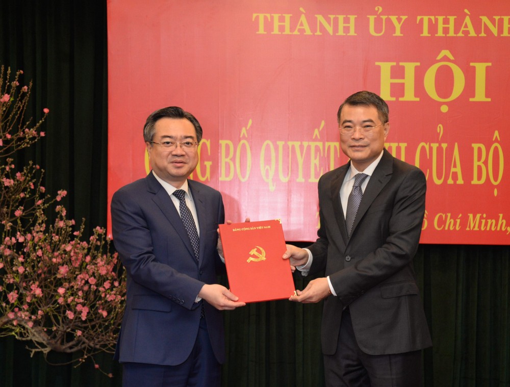 Member of the Politburo, Secretary of the Party Central Committee, Head of the Party Central Committee's Organization Commission Le Minh Hung presented the Politburo's Decision on the transfer and assignment of Mr. Nguyen Thanh Nghi to hold the position of Standing Deputy Secretary of the Ho Chi Minh City Party Committee. Photo: VGP/Manh Hung