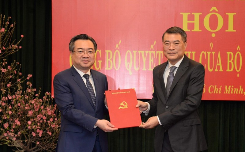 Member of the Politburo, Secretary of the Party Central Committee, Head of the Party Central Committee's Organization Commission Le Minh Hung presented the Politburo's Decision on the transfer and assignment of Mr. Nguyen Thanh Nghi to hold the position of Standing Deputy Secretary of the Ho Chi Minh City Party Committee. Photo: VGP/Manh Hung