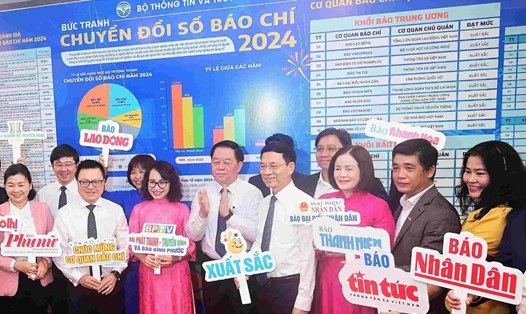 Ủy viên Bộ Chính trị, Bí thư Trung ương Đảng, Trưởng Ban Tuyên giáo Trung ương Nguyễn Trọng Nghĩa (thứ 6 từ trái sang) cùng lãnh đạo Bộ Thông tin và Truyền thông, Hội Nhà báo Việt Nam chính thức công bố Bức tranh chuyển đổi số báo chí năm 2024. Ảnh: ĐẠT PHAN