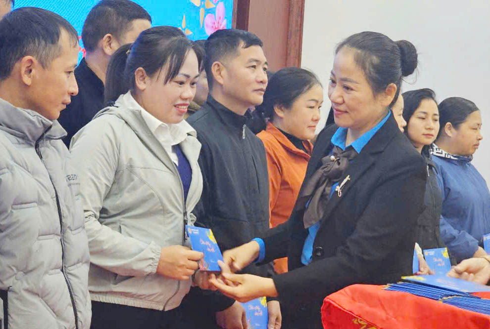 Ms. Lau Thi Thanh Huong - Permanent Vice President of Dien Bien Provincial Labor Federation - presented gifts and wished a Happy New Year to union members in Muong Lay Town. Photo: Tran Nga