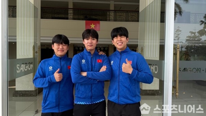 Coach Kim Sang-sik's three Korean assistants are all university students. Photo: SportG