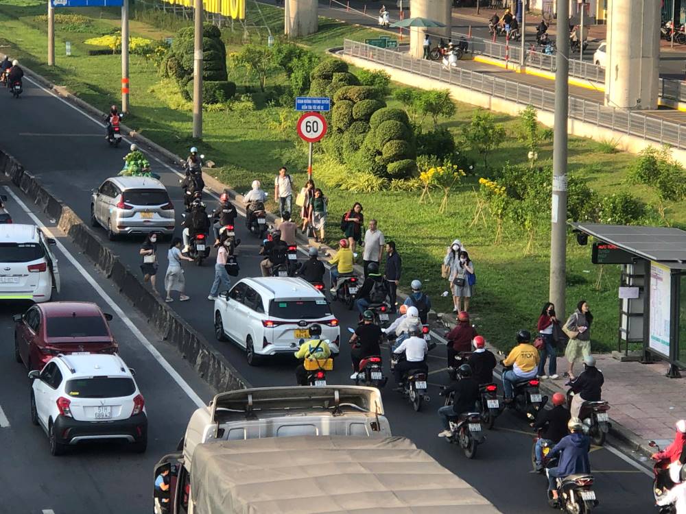 Mot so nguoi thay vi don xe o to vao trung tam thanh pho thi phai xuong xe, sau do di chuyen vao cac nha ga metro so 1 (Ben Thanh - Suoi Tien) de di lam vi so tre gio. Anh: Minh Tam