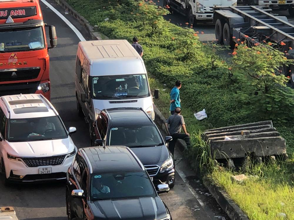 Un tac qua lau, nhieu tai xe phai ra ngoai le duong dung doi. Anh: Minh Tam