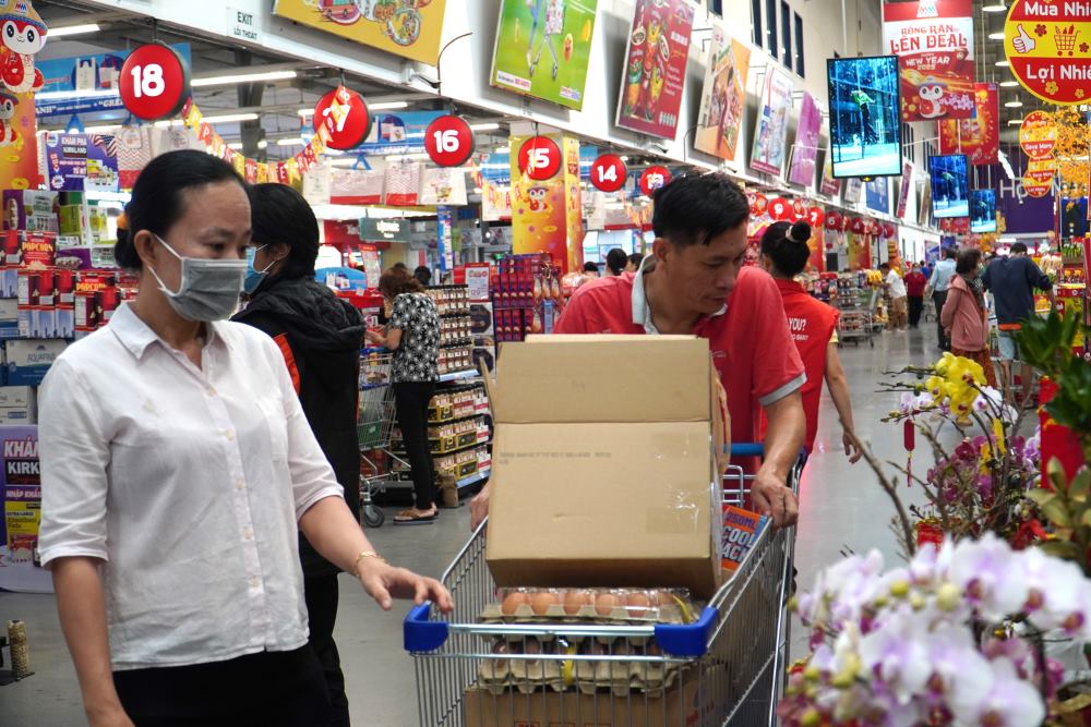 Ho Chi Minh City supermarkets are crowded with customers shopping for Tet, purchasing power increases