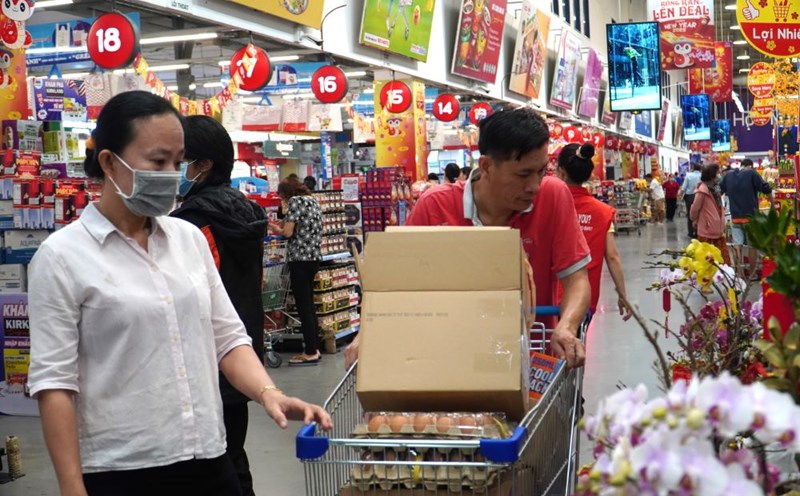 Ho Chi Minh City supermarkets are crowded with customers shopping for Tet, purchasing power increases