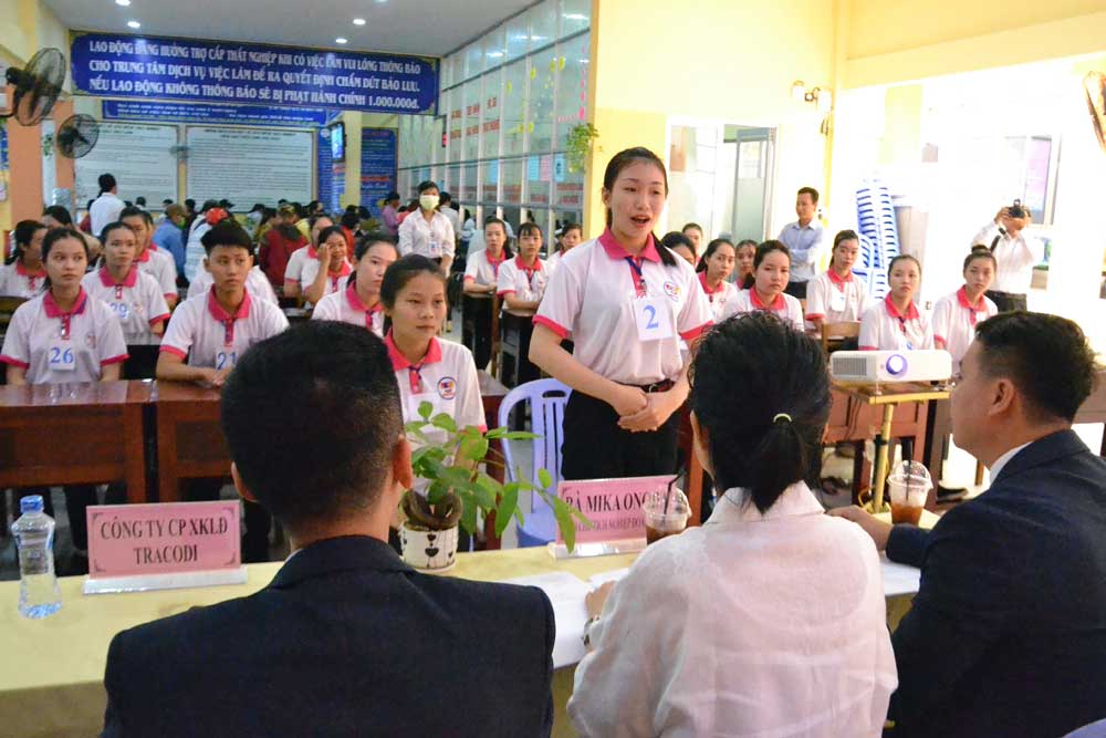 Company recruiting workers to work abroad interviews workers in Dong Thap province. Photo: Luc Tung
