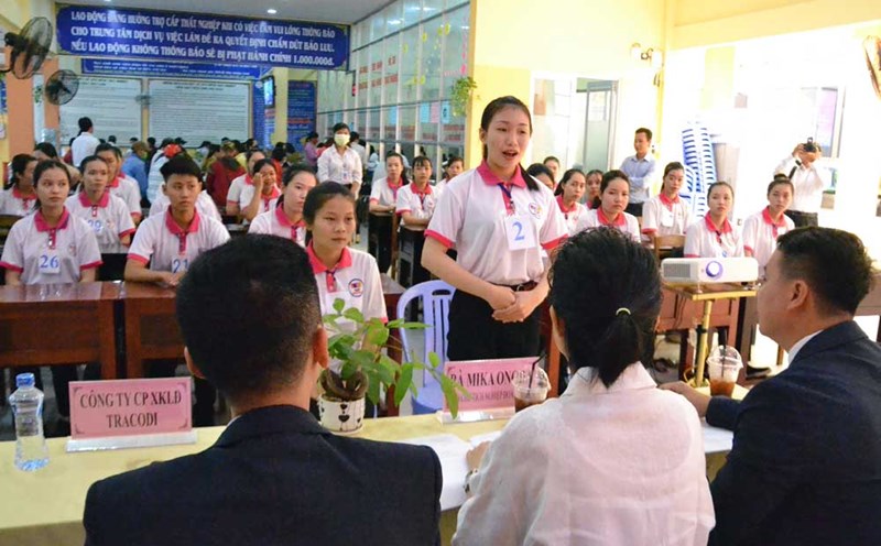 Company recruiting workers to work abroad interviews workers in Dong Thap province. Photo: Luc Tung