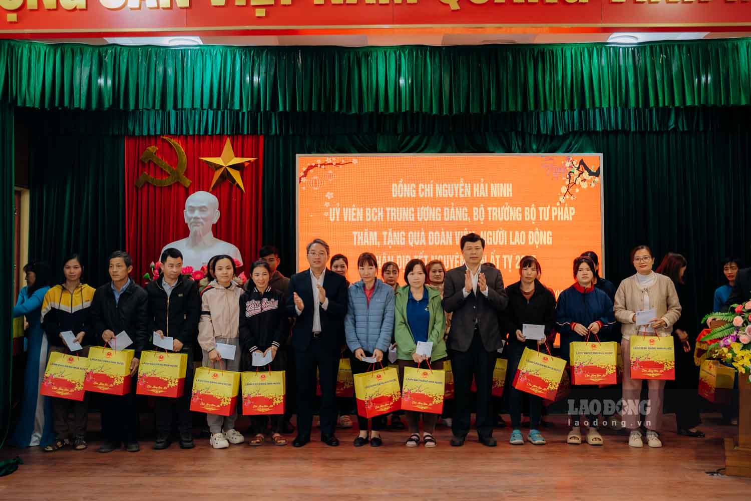 Leaders of the Ministry of Justice and leaders of Hung Yen province presented Tet gifts to workers and laborers. Photo: Phu Den