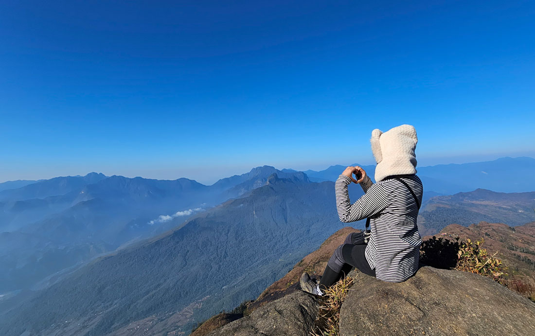 Dac biet dung tren dinh nui, phong tam mat ra xa xa la nhap nho nhung trien nui trung diep chay tit den chan troi xa tham. O do, kho co the phan dinh ra ranh gioi giua troi va dat boi su giao hoa ky dieu giua may troi va dinh nui. De don duoc nhung khoanh khac giao hoa may nui trong ngay, du khach phai co su dam me, long kien tri va su nhanh nhay trong nhung goc nhin, quan sat su chuyen dong rat tinh te cua may troi.