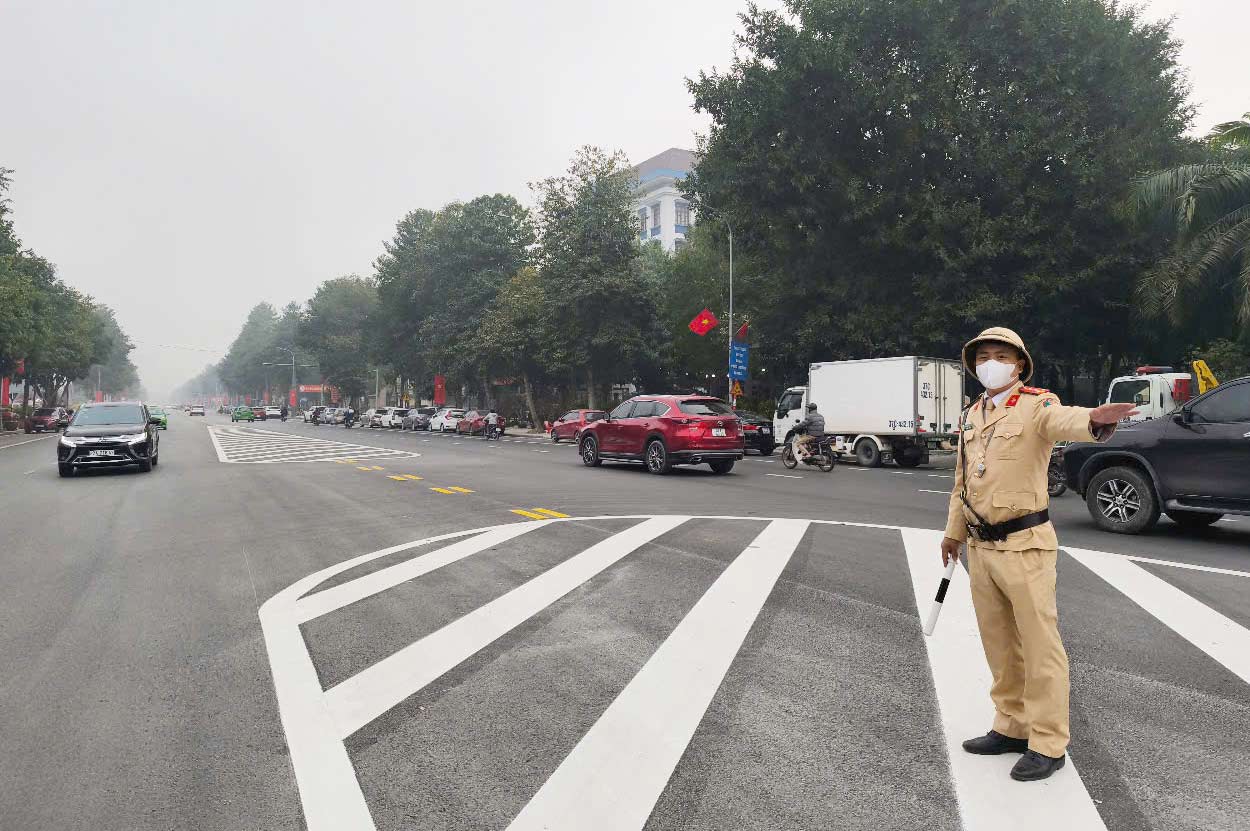 Traffic police in Vinh City, Nghe An Province regulate traffic. Photo: Quang Dai