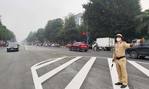 Cảnh sát giao thông TP Vinh, Nghệ An điều tiết giao thông. Ảnh: Quang Đại