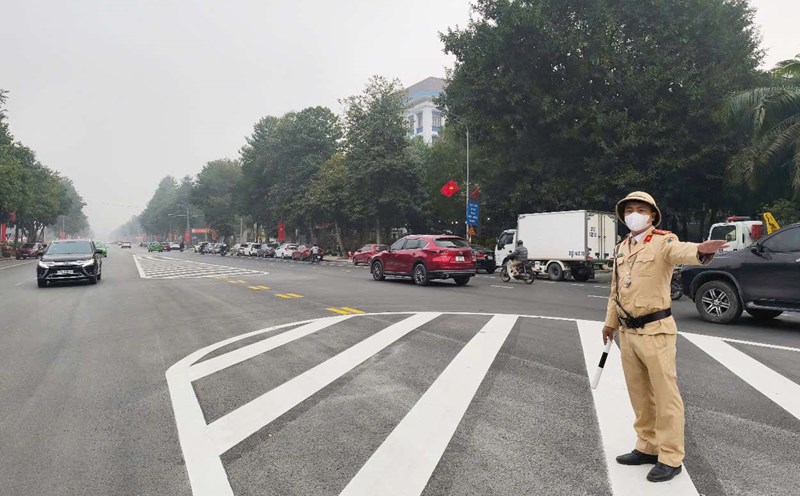 Traffic police in Vinh City, Nghe An Province regulate traffic. Photo: Quang Dai