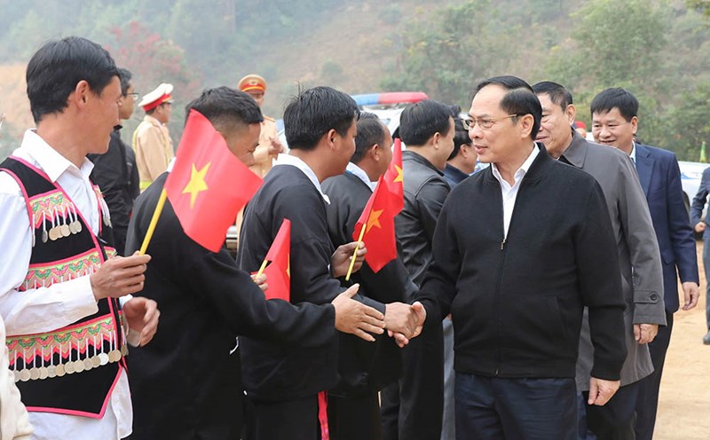 Deputy Prime Minister and Minister of Foreign Affairs Bui Thanh Son attended the power-on ceremony in the "Light Up Dien Bien" program. Photo: Thanh Binh