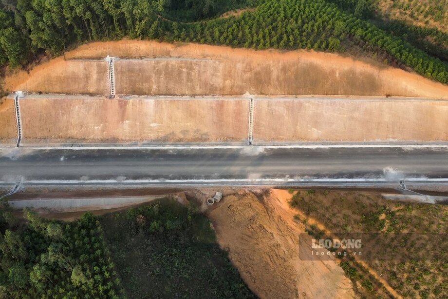 Theo ghi nhan cua phong vien Bao Lao Dong ngay 22.1, nhieu doan tuyen cua du an da duoc tham nhua duong, tao nen cung duong voi nhung taluy cao vut xen giua nhung canh rung keo bat ngan.