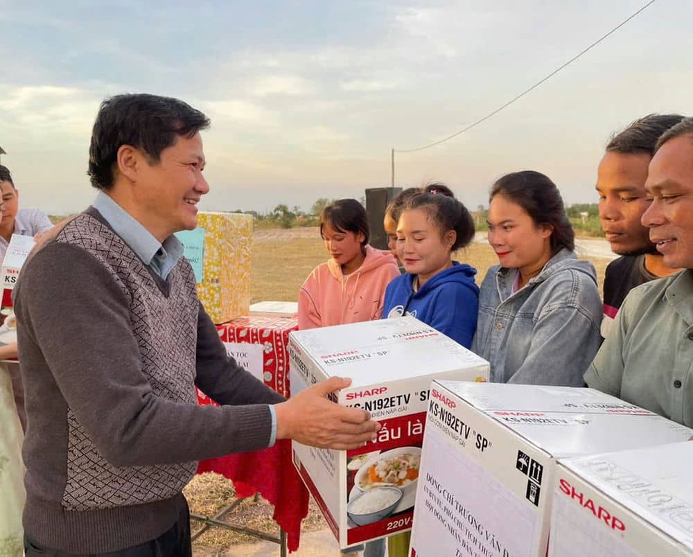 Standing Vice Chairman of Gia Lai Provincial People's Council Truong Van Dat presented 38 gifts to households in Suoi Can. Photo: Thanh Tuan