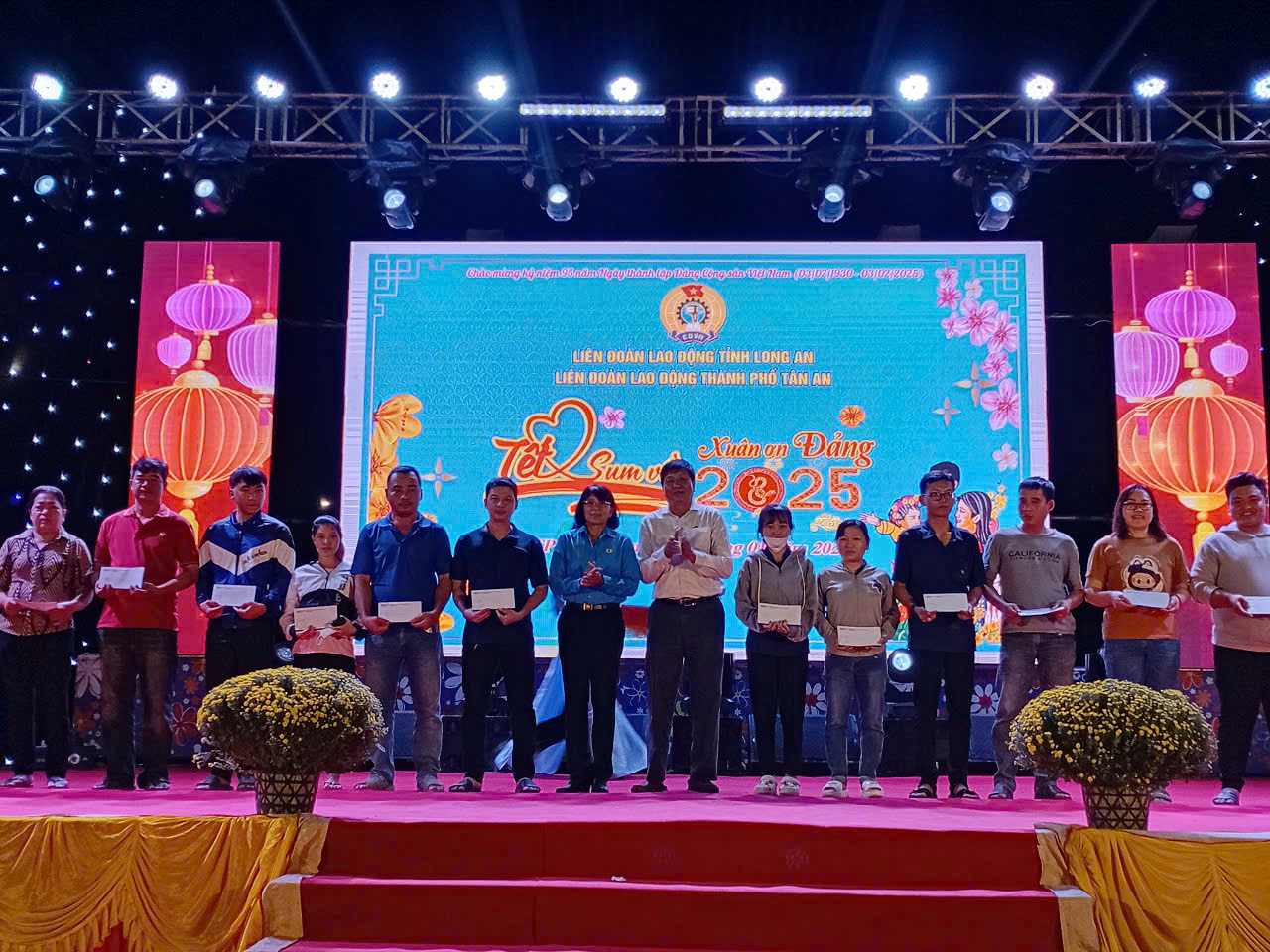 Giving gifts to workers in difficult circumstances at the "Union Tet Market" in Tan An City. Photo: Ky Quan