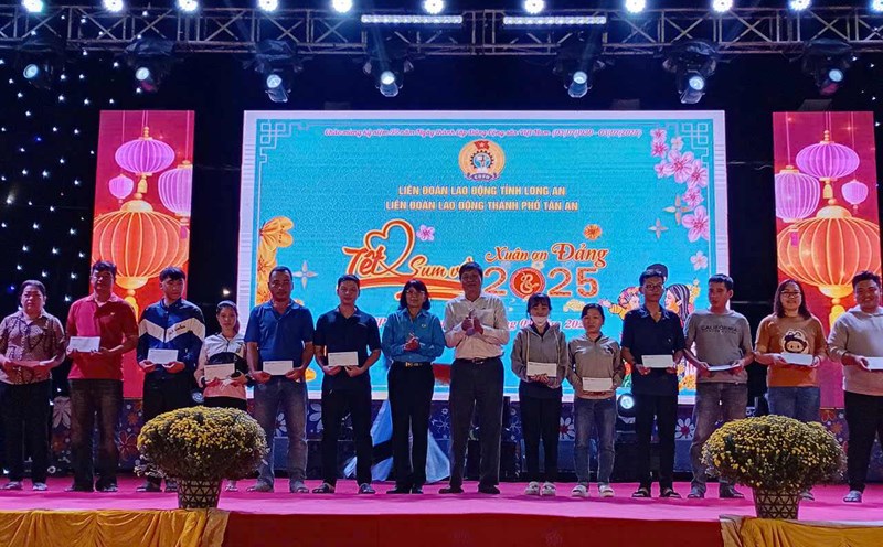 Giving gifts to workers in difficult circumstances at the "Union Tet Market" in Tan An City. Photo: Ky Quan