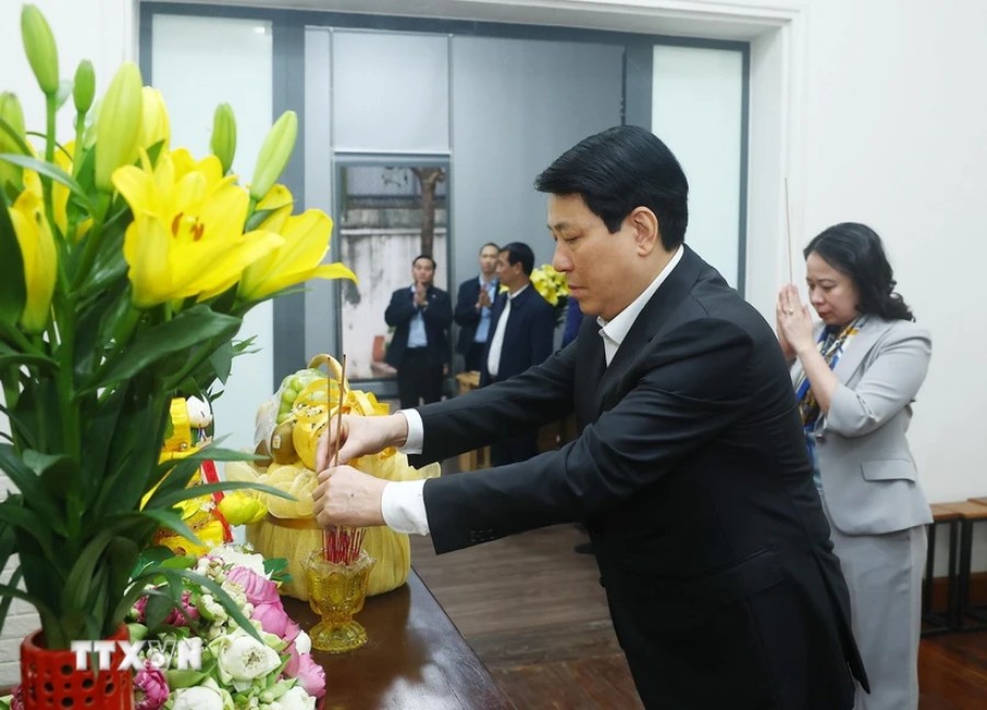 President Luong Cuong offers incense in memory of late General Secretary Nguyen Phu Trong. Photo: Lam Khanh/VNA