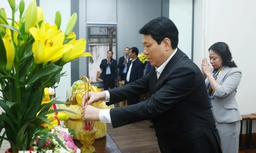 Chủ tịch nước Lương Cường dâng hương tưởng nhớ cố Tổng Bí thư Nguyễn Phú Trọng. Ảnh: Lâm Khánh/TTXVN