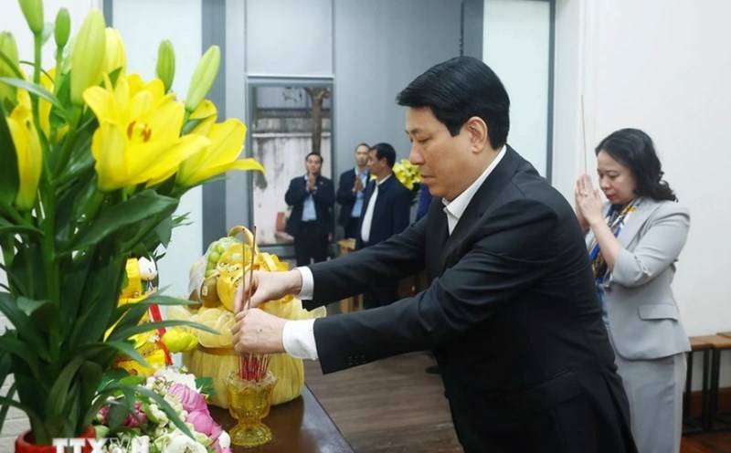 President Luong Cuong offers incense in memory of late General Secretary Nguyen Phu Trong. Photo: Lam Khanh/VNA