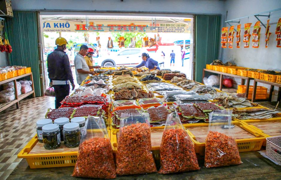 Cac co so che bien ca kho o Tran De (Soc Trang) luon duoc nguoi tieu dung lua chon mua sam trong dip Tet. Anh: Phuong Anh