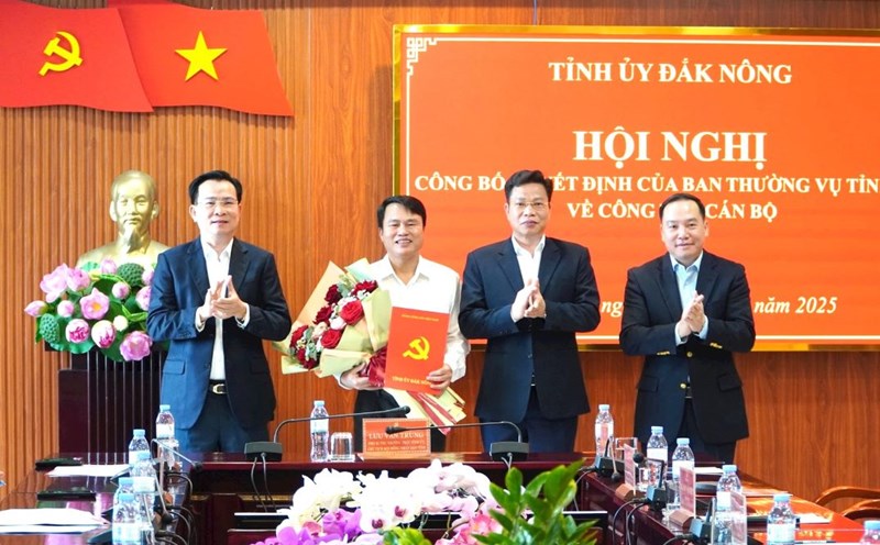 Mr. Nguyen Van Hiep was appointed as Deputy Head of the Standing Committee of the Provincial Party Committee for Mass Mobilization. Photo: Hoang Hoai