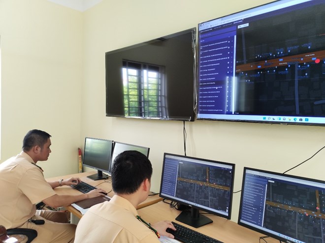 Many cars with Hanoi license plates were fined in Vinh Phuc for running red lights. Illustrative photo: Vinh Phuc Police