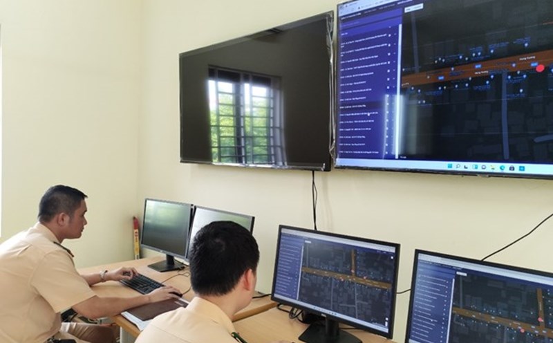 Many cars with Hanoi license plates were fined in Vinh Phuc for running red lights. Illustrative photo: Vinh Phuc Police